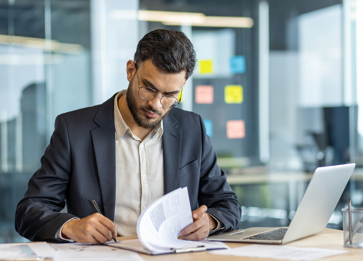 trabajador rellenando papeleo