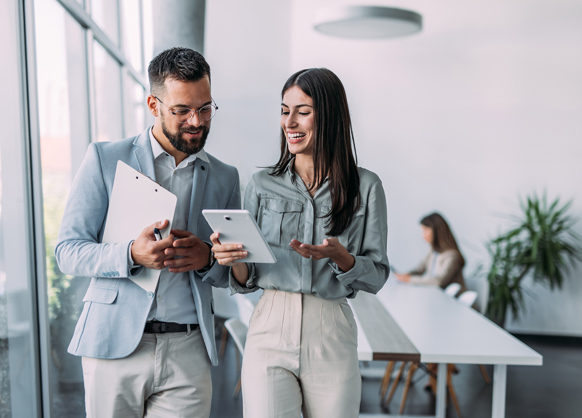 Dos empleados colaborando